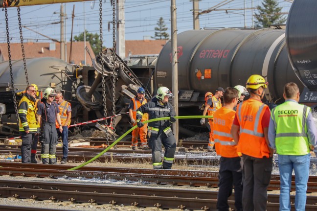 	Bergearbeiten an entgleistem Güterzug auf Westbahnstrecke in Wels-Neustadt