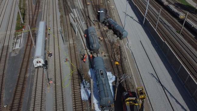 	Bergearbeiten an entgleistem Güterzug auf Westbahnstrecke in Wels-Neustadt