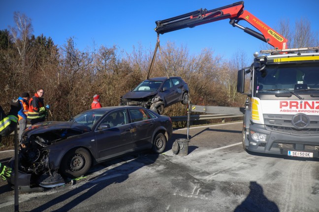 	Drei teils Schwerverletzte bei schwerem Verkehrsunfall in Steyr-Gründberg