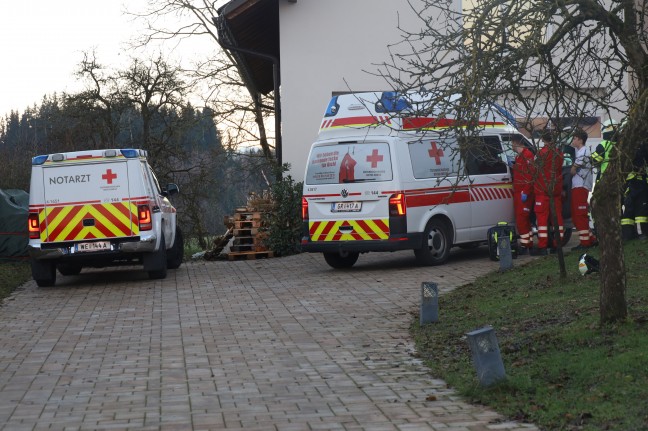 	Personenrettung: Mann in Kematen am Innbach bei Baumschnittarbeiten auf Spielturm hinuntergestürzt