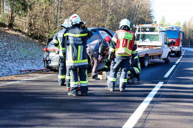 	PKW bei Verkehrsunfall auf der Prager Straße in Hagenberg im Mühlkreis von der Fahrbahn abgekommen