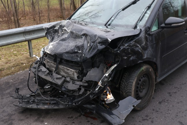 	Auto bei folgenschwerem Verkehrsunfall in St. Willibald in entgegenkommendes Fahrzeug geschleudert