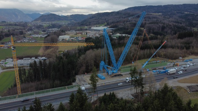 	Spektakuläre Hubarbeiten mit Riesenkran bei Abriss der alten Aurachbrücke auf Westautobahn im Einsatz