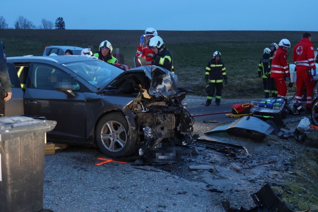 	Vier teils Schwerverletzte nach Frontalcrash zweier Autos in Buchkirchen
