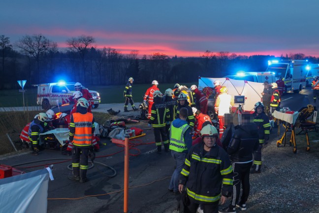 	Vier teils Schwerverletzte nach Frontalcrash zweier Autos in Buchkirchen
