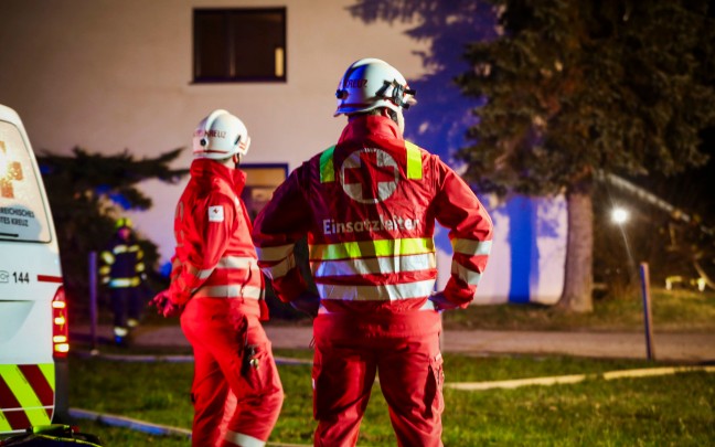 	Neun Feuerwehren bei Brand eines Stallgebäudes in Neukirchen an der Enknach im Einsatz
