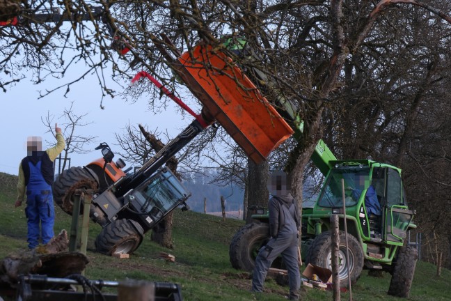 	Umgestürzter Teleskoplader: Landwirtschaftlicher Unfall in Grieskirchen endet glimpflich