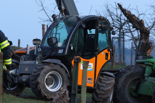 	Umgestürzter Teleskoplader: Landwirtschaftlicher Unfall in Grieskirchen endet glimpflich