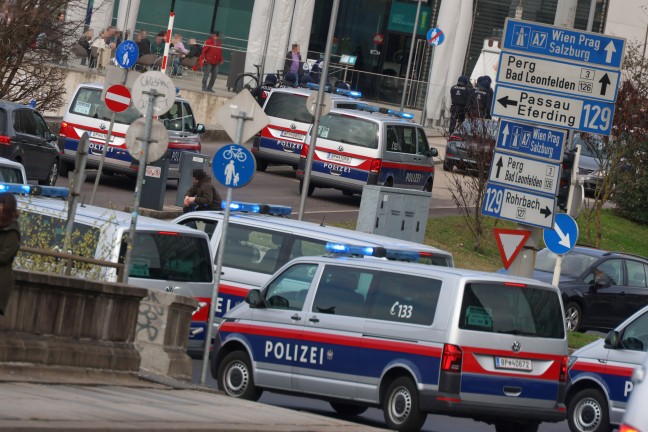 	Großaufgebot der Polizei eskortierte "Risikofans" in Linz-Innere Stadt zum Donauparkstadion