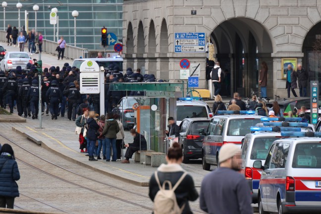 	Großaufgebot der Polizei eskortierte "Risikofans" in Linz-Innere Stadt zum Donauparkstadion