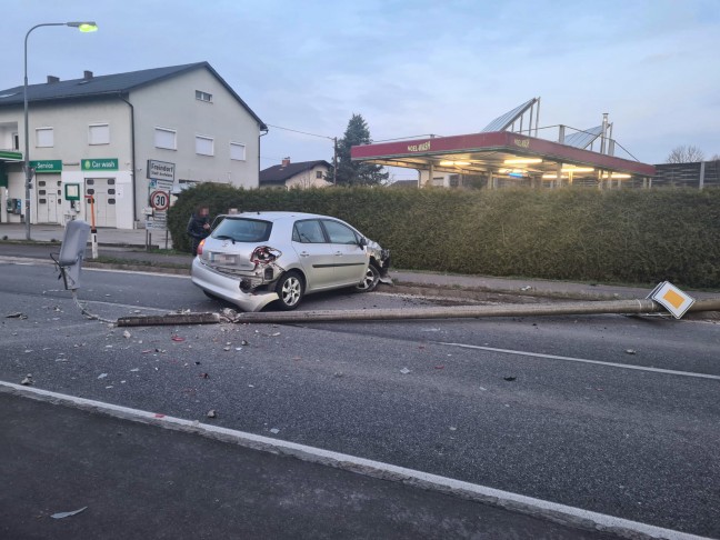 	Auto in Linz-Ebelsberg gegen Straßenlaterne gekracht