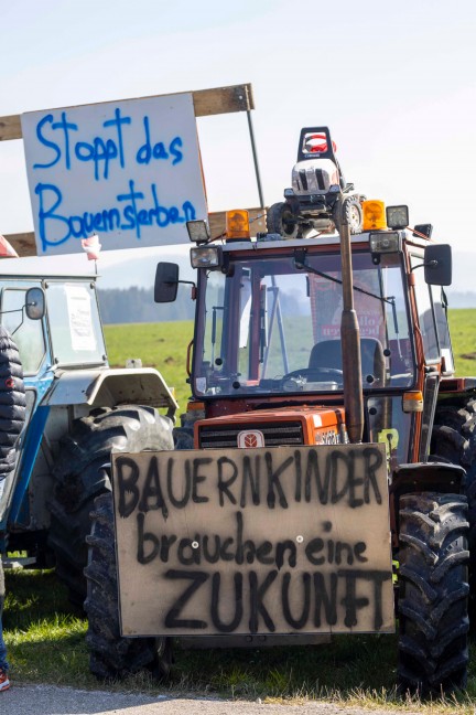 	Ministerbesuch in Pöndorf von großer Protestfahrt der Bauern samt Traktoren begleitet