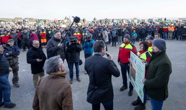 	Ministerbesuch in Pöndorf von großer Protestfahrt der Bauern samt Traktoren begleitet