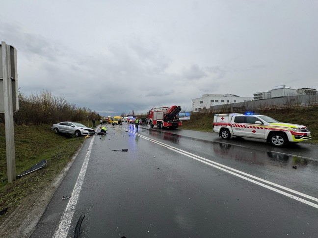 	Frontalcrash zwischen PKW und Transporter auf Steyrer Straße in Steyr-Gleink fordert zwei Verletzte