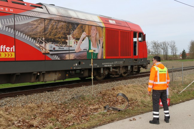 	Lok streift auf Bahnübergang in Fraham Heck eines Holztransporter-Anhängers