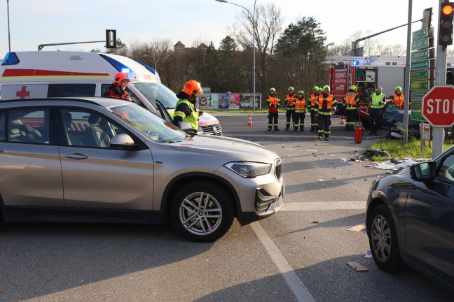 	Drei Verletzte bei schwerem Kreuzungscrash auf Wiener Straße in Marchtrenk