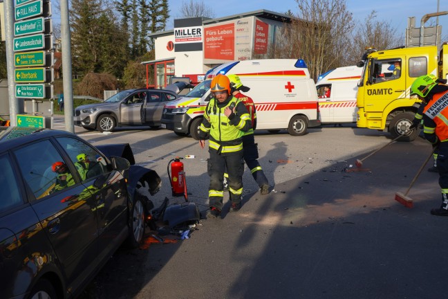 	Drei Verletzte bei schwerem Kreuzungscrash auf Wiener Straße in Marchtrenk