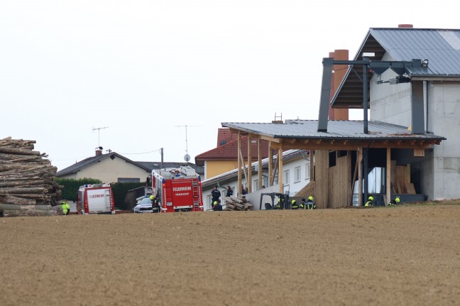 	Brand eines Traktors bei einem Bauernhof in Kremsmünster sorgte für Einsatz dreier Feuerwehren