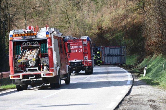 	Tiertransport-Anhänger mit Hühnern auf Mühllackener Straße bei Feldkirchen an der Donau umgestürzt