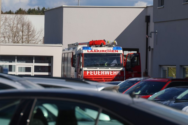 	Sechs Feuerwehren bei Brand in einer Autowerkstätte in Laakirchen im Einsatz