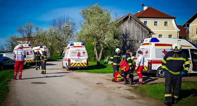 	Traktor samt Anhänger umgestürzt: Neun teils Schwerverletzte bei Unfall in Franking