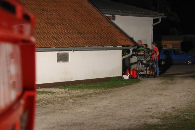 	Garagenbrand: Einsatzkräfte zweier Feuerwehren in Schörfling am Attersee im Einsatz