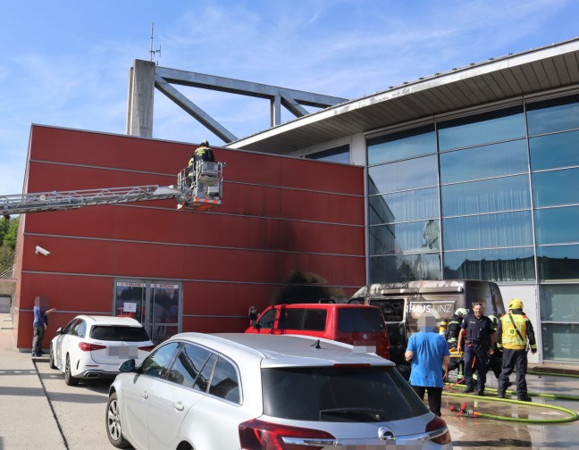 	Brand eines Kleintransporters in Linz-Froschberg drohte auf Gebäude überzugreifen