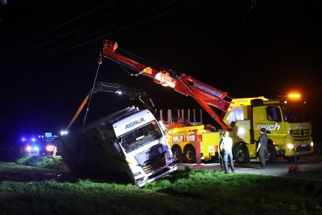 	LKW umgestürzt: Schwierige Bergung eines Sattelzuges nach Unfall in Gaspoltshofen