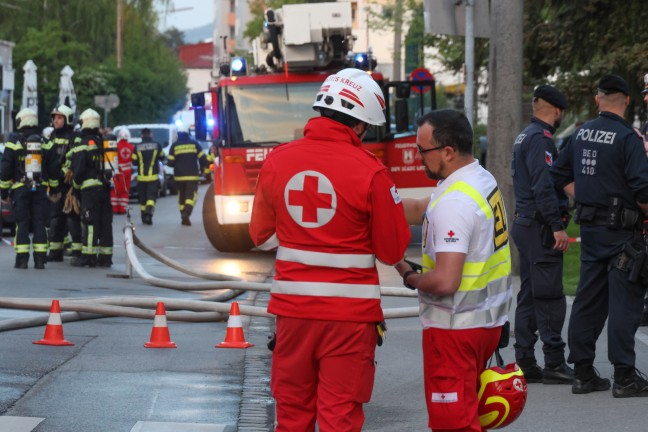 	Ausgedehnter Wohnungsbrand in Linz-Kleinmünchen-Auwiesen sorgte für Einsatz von drei Feuerwehren