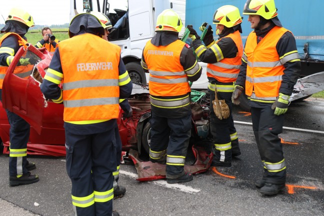 	Auto steckte unter LKW-Auflieger: Crash auf Eferdinger Straße bei Alkoven fordert zwei Verletzte