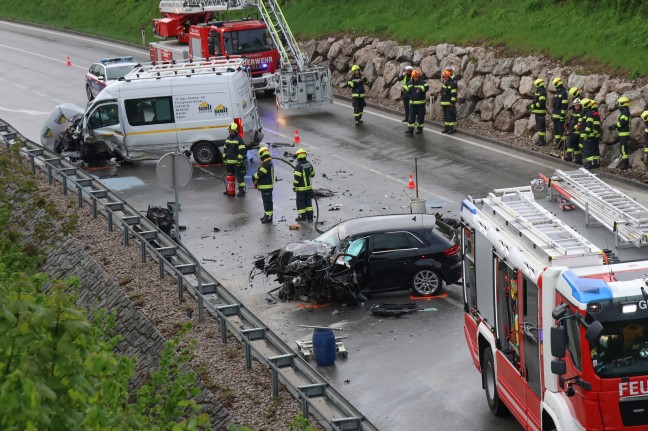 	Motorblock herausgerissen: Schwerer Crash auf Scharnsteiner Straße bei Gmunden