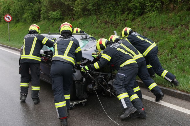 	Motorblock herausgerissen: Schwerer Crash auf Scharnsteiner Straße bei Gmunden