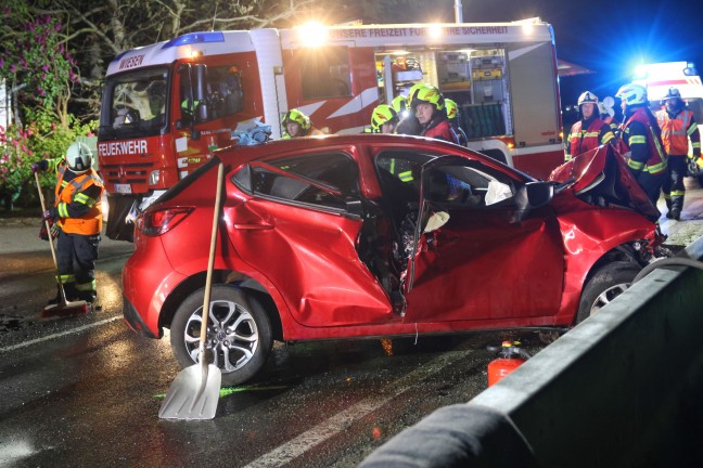 	Schwerer Verkehrsunfall zwischen Auto und Kleintransporter auf Salzkammergutstraße bei Pinsdorf