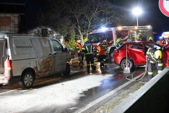 	Schwerer Verkehrsunfall zwischen Auto und Kleintransporter auf Salzkammergutstraße bei Pinsdorf
