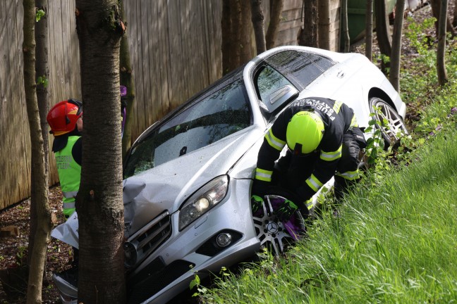 	Auto bei heftigem Graupelschauer von Pyhrnpass Straße in Sattledt abgekommen und gegen Baum gekracht