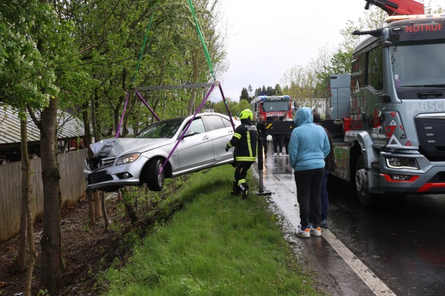 	Auto bei heftigem Graupelschauer von Pyhrnpass Straße in Sattledt abgekommen und gegen Baum gekracht