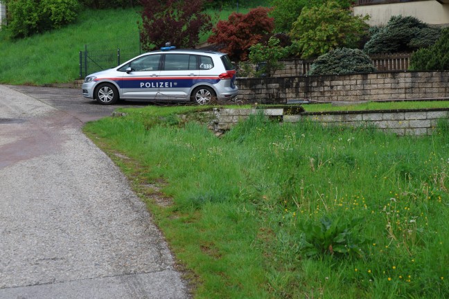 	Lenker verletzt: Auto in Kronstorf gegen Gartenmauer geprallt