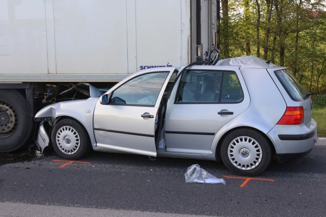 	Schwer verletzt: Auto steckt nach Unfall auf Rieder Straße bei Rottenbach im Heck eines LKW