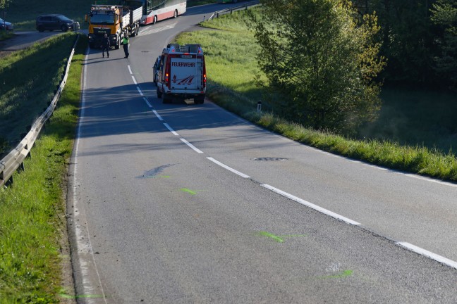	Aufräumarbeiten nach Verkehrsunfall zwischen Linienbus und PKW in Steinerkirchen an der Traun