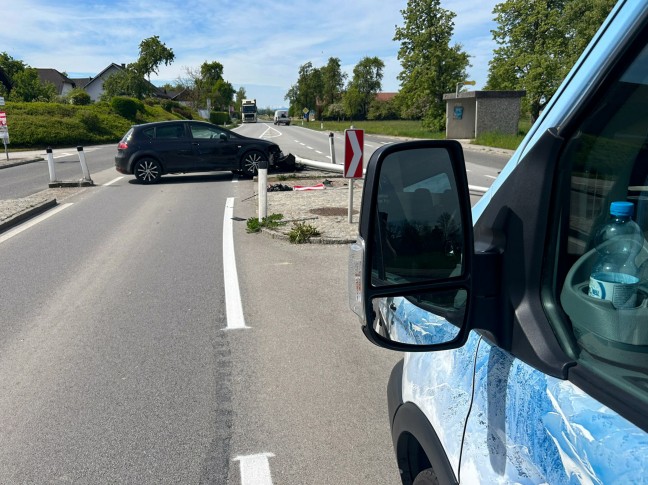 	Rollende Engel als Ersthelfer: Auto auf Wiener Straße bei Schlatt gegen Straßenlaterne gekracht