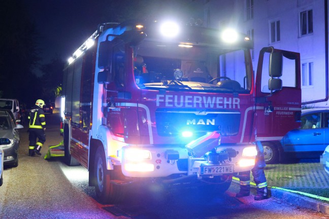 	Größerer Einsatz der Feuerwehren bei Kellerbrand in einem Mehrparteienwohnhaus in Wels-Vogelweide