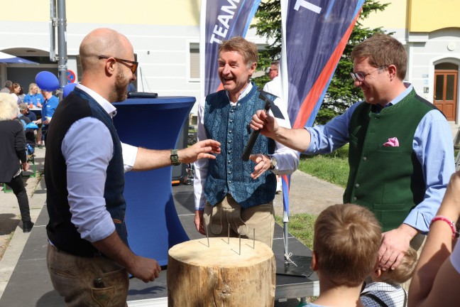 	Tradition fortgesetzt: Großes Maibaumfest für politisch umgefärbten Maibaum in Wels-Vogelweide