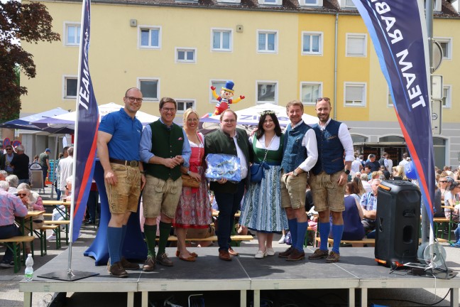 	Tradition fortgesetzt: Großes Maibaumfest für politisch umgefärbten Maibaum in Wels-Vogelweide