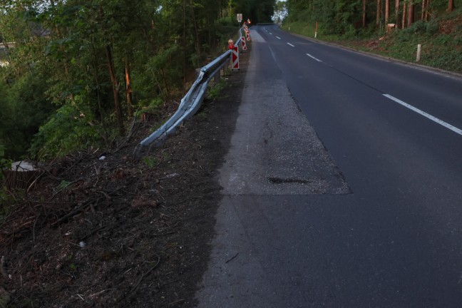 	Schwerer Crash: Driftender Sportwagen bei Schleißheim über Leitschiene gegen Baum katapultiert