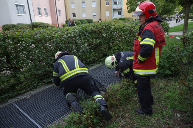 Abgestürzter Lichtschachtrost in einer Wohnanlage in Wels-Neustadt durch Feuerwehr geborgen | Foto: laumat/Matthias Lauber Abgestürzter Lichtschachtrost in einer Wohnanlage in Wels-Neustadt durch Feuerwehr geborgen