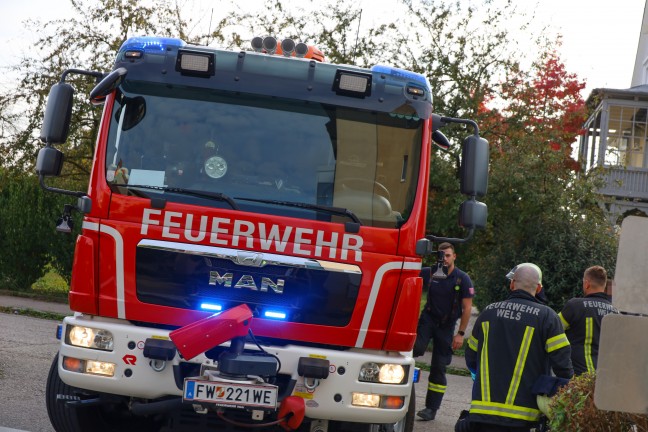 Abgestürzter Lichtschachtrost in einer Wohnanlage in Wels-Neustadt durch Feuerwehr geborgen | Foto: laumat/Matthias Lauber Abgestürzter Lichtschachtrost in einer Wohnanlage in Wels-Neustadt durch Feuerwehr geborgen