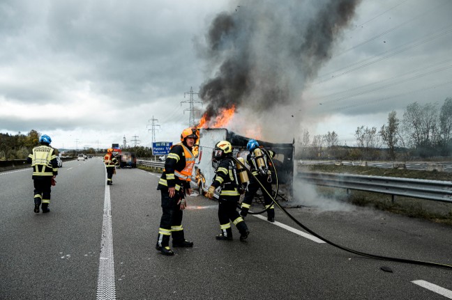 Wohnwagenanhänger auf Innkreisautobahn bei Haag am Hausruck in Vollbrand | Foto: Feuerwehr Haag am Hausruck Wohnwagenanhänger auf Innkreisautobahn bei Haag am Hausruck in Vollbrand