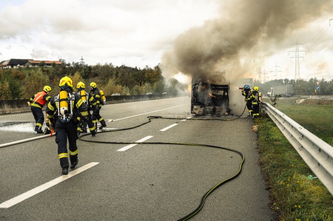 Wohnwagenanhänger auf Innkreisautobahn bei Haag am Hausruck in Vollbrand | Foto: Feuerwehr Haag am Hausruck Wohnwagenanhänger auf Innkreisautobahn bei Haag am Hausruck in Vollbrand