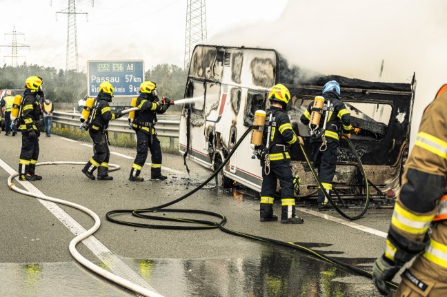 Wohnwagenanhänger auf Innkreisautobahn bei Haag am Hausruck in Vollbrand | Foto: Feuerwehr Haag am Hausruck Wohnwagenanhänger auf Innkreisautobahn bei Haag am Hausruck in Vollbrand