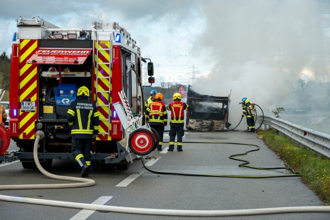 Wohnwagenanhänger auf Innkreisautobahn bei Haag am Hausruck in Vollbrand | Foto: Feuerwehr Haag am Hausruck Wohnwagenanhänger auf Innkreisautobahn bei Haag am Hausruck in Vollbrand